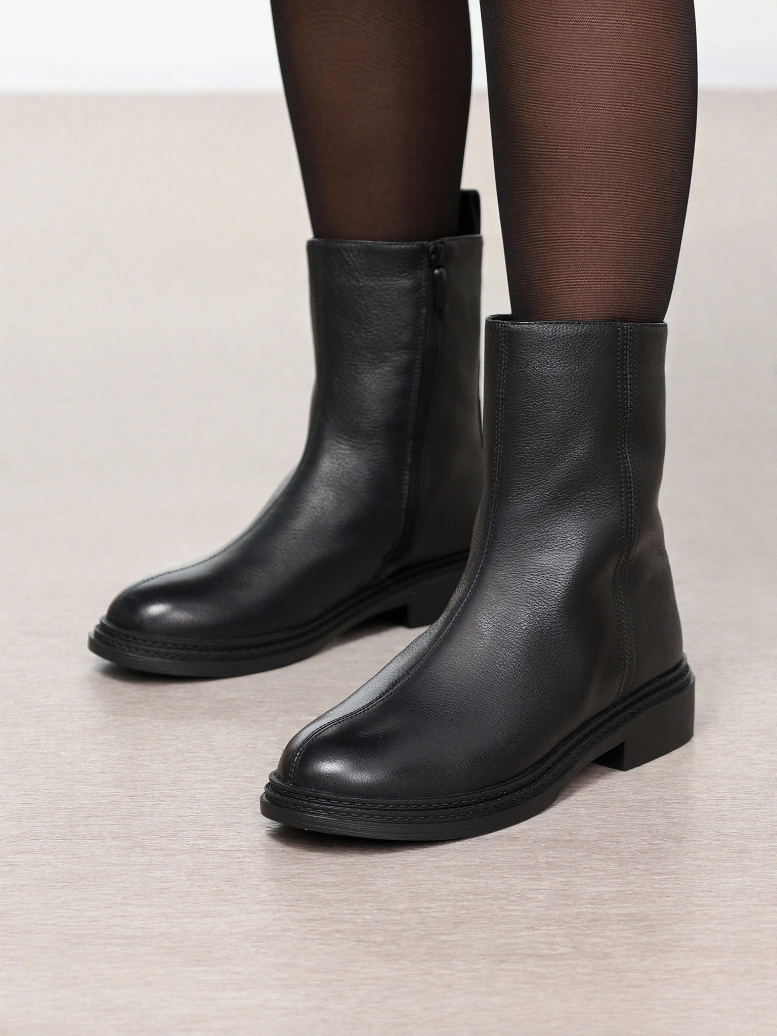 Ботинки черного цвета на среднем широком каблуке